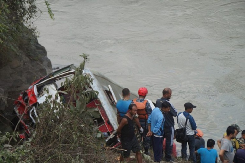 ट्रकसँग ठोक्किएर बस त्रिशुलीमा 